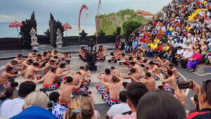 Nonton Tari Kecak Di Uluwatu, Catat Jadwal dan Harga Tiketnya