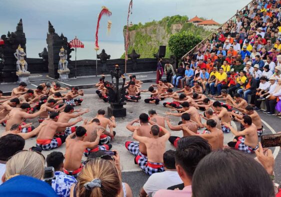 Nonton Tari Kecak Di Uluwatu, Catat Jadwal dan Harga Tiketnya