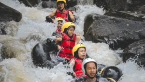 Cikadongdong River Tubing, Uji Adrenalin Seru di Sungai Bebatuan