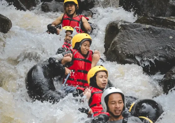 Cikadongdong River Tubing, Uji Adrenalin Seru di Sungai Bebatuan